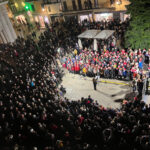 Foto accensione albero piazza 2024