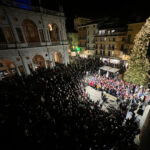Foto accensione albero piazza 2024