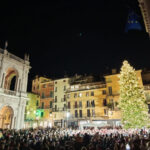 Foto accensione albero piazza 2024